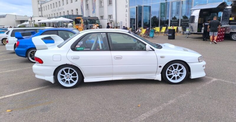 subaru impreza STI na parkingu