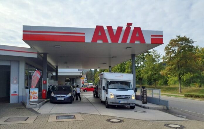 benzinska postaja sa automobilima