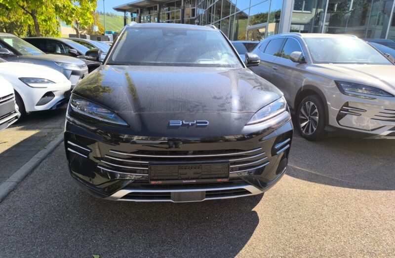 BYD automobili ispred autokuce na parkingu