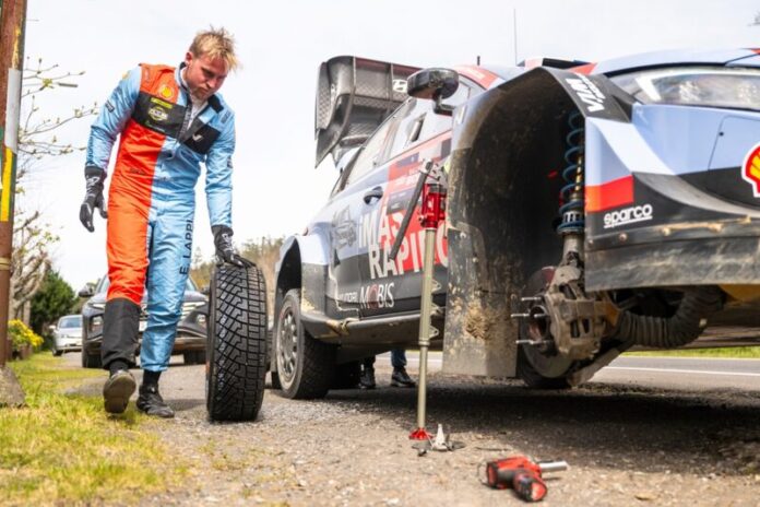 Esapeka lappi mijenja gumu na hyundai wrc