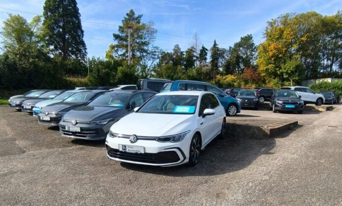 rabljeni volkswagen auti na parkingu