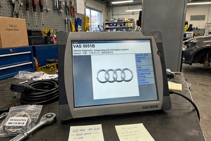 originalna VW diagnostika u radionici na stolu