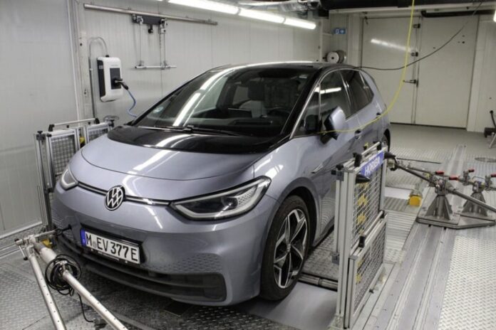 vw elektricni au to u tvornici na testu