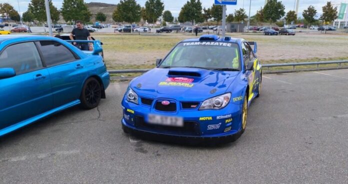 subaru impreza sti na parkingu