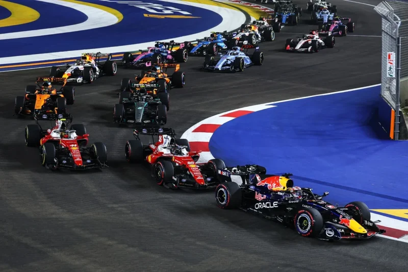 F1 Singapur formule 1 u zavoju voze nocnu utrku na pisti