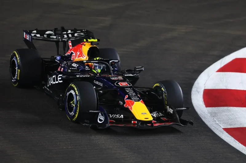 F1 redbull verstappen na pistu u singapuru vozi nocnu utrku