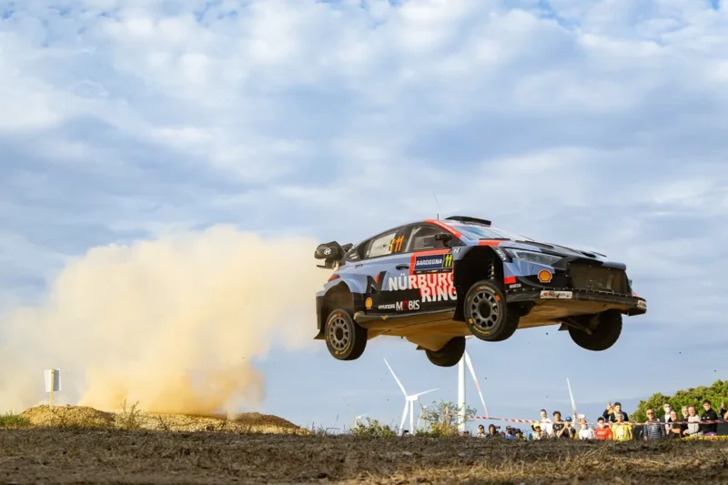 Neuville-sardegna thiery neuville u zraku sa hyundai Rally1 na rally wrc sardegna
