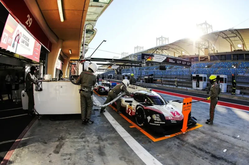 Porsche LMP Team 919 Hybrid #2 na pit stopu u Barceloni - WEC kružne utrke, mehaničari u boksu pune gorivo