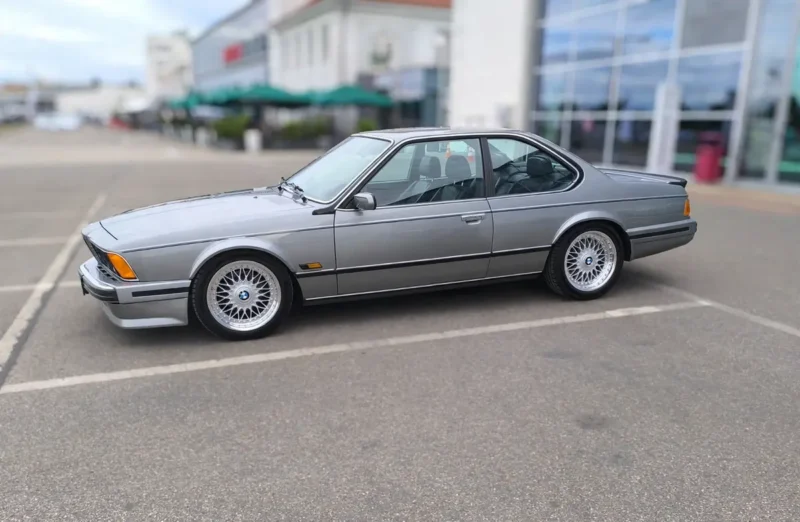 BMW】 M635CSi E24 sivi oldtimer coupe fotografiran na Motorworld skupu oldtimera u blizini Stuttgarta -