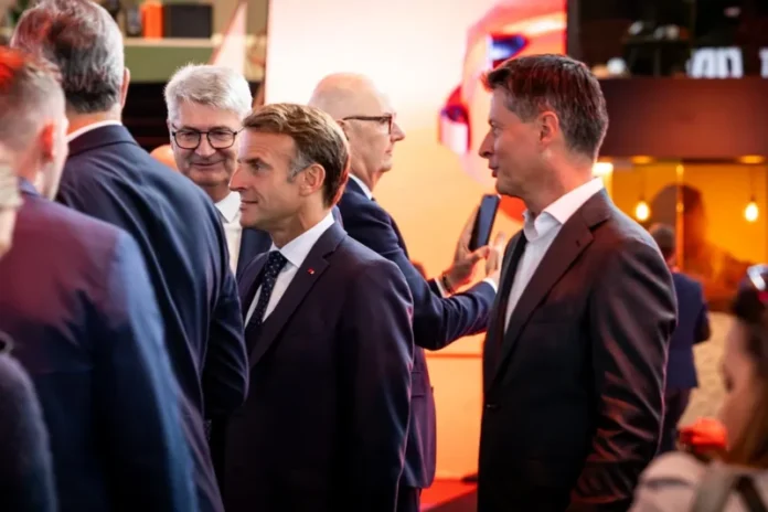 francuski predsjednik emanuel macron u posjeti salona automobila u parizu 2026