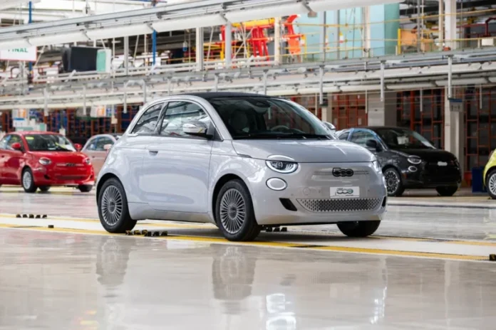 novi fiat 500e u tvornici autonomna voznja u torinu