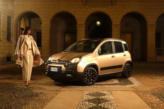 fiat predstavio novi auto fiat pandina u dvorcu u italiji stoji zena pokraj auta