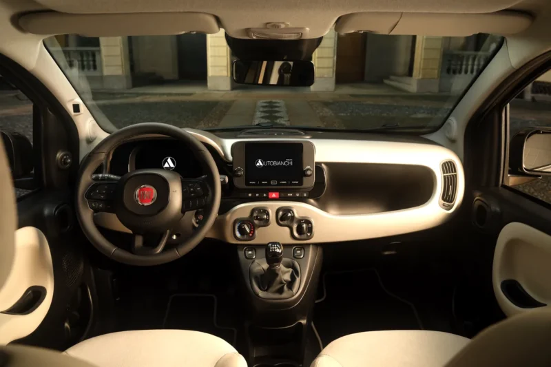 fiat pandina prikaz unutrasnjosti automobila, auto ima bijelu unutrasnjist sa bijelim sjedalima i crnim mjenjacem