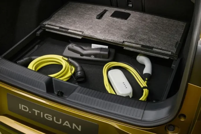 Prtljažnik VW ID. Tiguan s kablovima za punjenje plug-in hibrida ispod podnice
