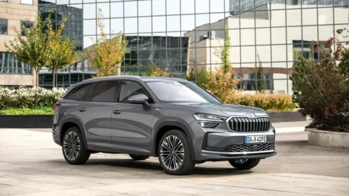 Sivi Škoda Kodiaq Laurin & Klement 2026 plug-in hibrid parkiran ispred moderne poslovne zgrade