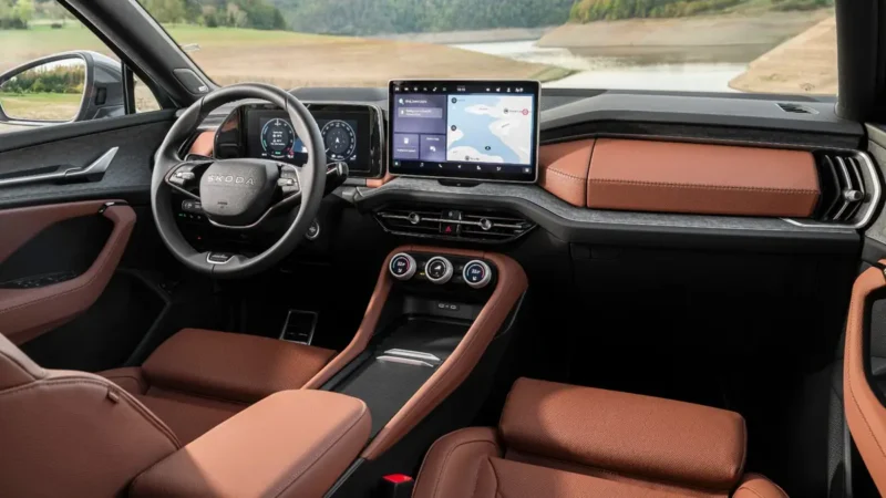 Unutrašnjost Škoda Kodiaq Laurin & Klement s smeđim kožnim sjedalima i velikim infotainment zaslonom