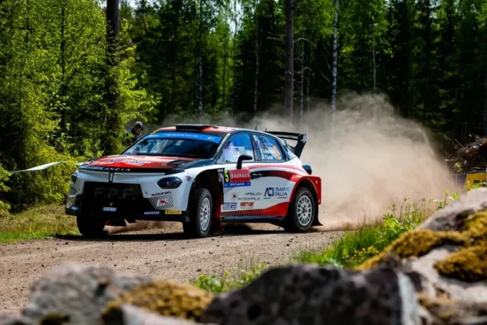 lancia delta rally2 vozi bocno po makadamskoj cesti na reliju