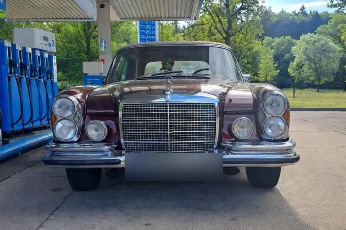 mercedes w108 parkiran na benzinskoj postaji koja se nalazi u jemackoj,auto je u perfektnom stanju