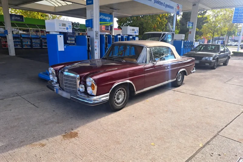 mercedes w108 sa platnenim krovom oldtimer iznimnorijedat primjerak na benzinskoj postaji