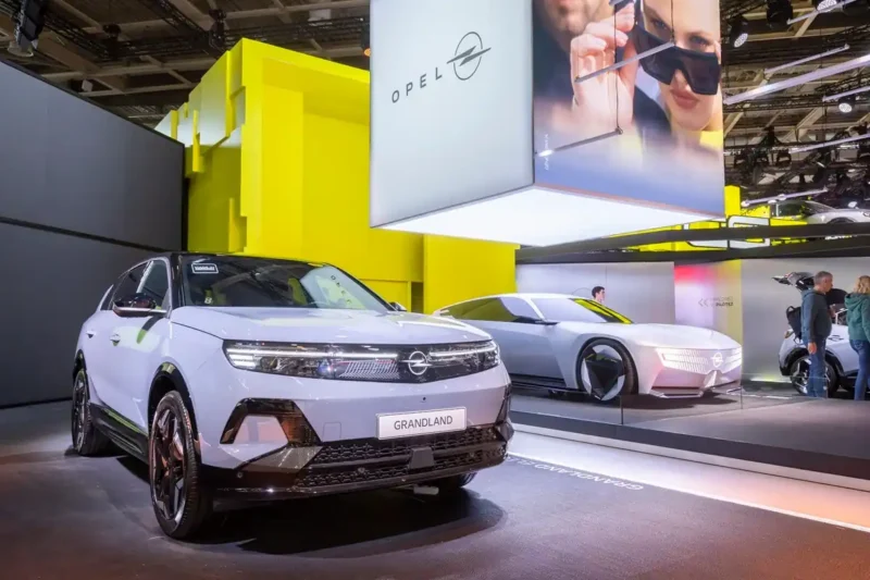 Opel Grandland Electric AWD u žutoj boji izložen na sajmu automobila - električni SUV sa pogonom na sva četiri točka