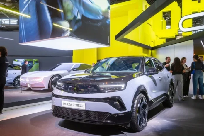 Opel Grandland Electric AWD u žutoj boji izložen na sajmu automobila - električni SUV sa pogonom na sva četiri točka