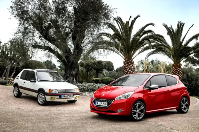 bijeli peugeot 205 gti parkiranon pokraj novog peugeot 208 na dvoristu sa palmama u pozadini