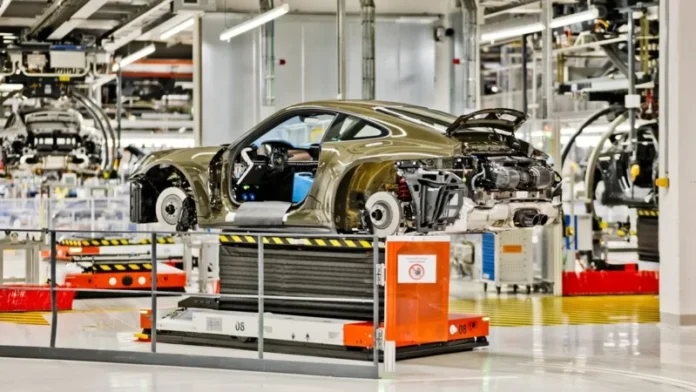 porsche 911 na proizvodnoj liniji u tvornici porsche u zuffenhaisenu u procesu proizvodnje