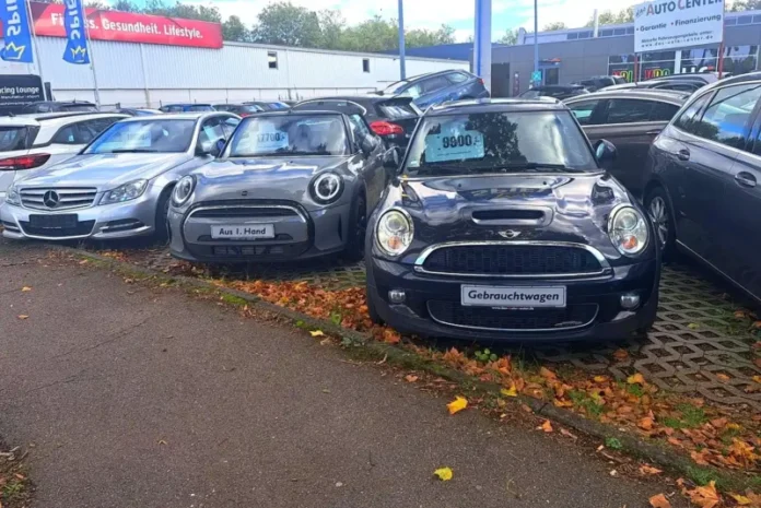 Polovni automobili na prodaju na auto placuu njemackoj - crni Mini Cooper Gebrauchtwagen i Mercedes