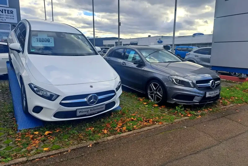 Polovni Mercedes automobili na prodaju - bijeli Mercedes A-Klasa Wenig Kilometer 18900 eura i sivi Mercedes A45 AMG Viele Extras na auto placu