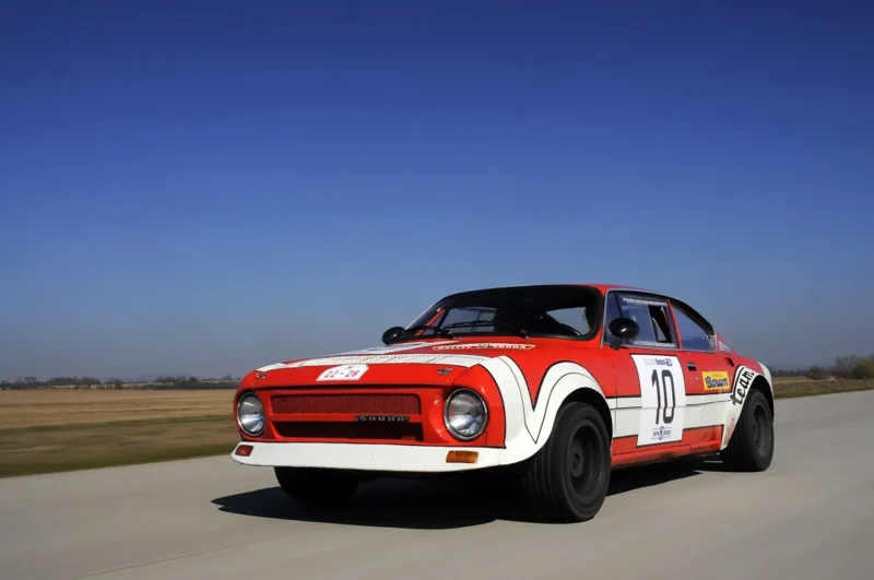 legendarna skoda 200 RS juri po cesti