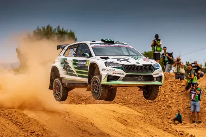 pogledajte skodu fabiu rally2 u zraku na wrc rally sardinija