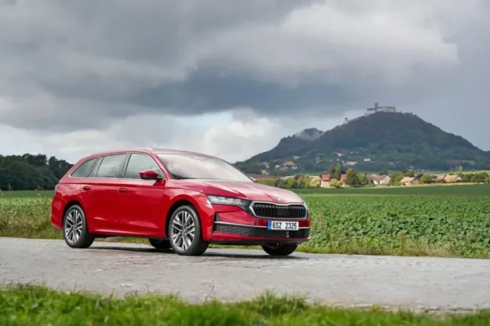 skoda octavia hybrid crvene boje fotografirana na polju