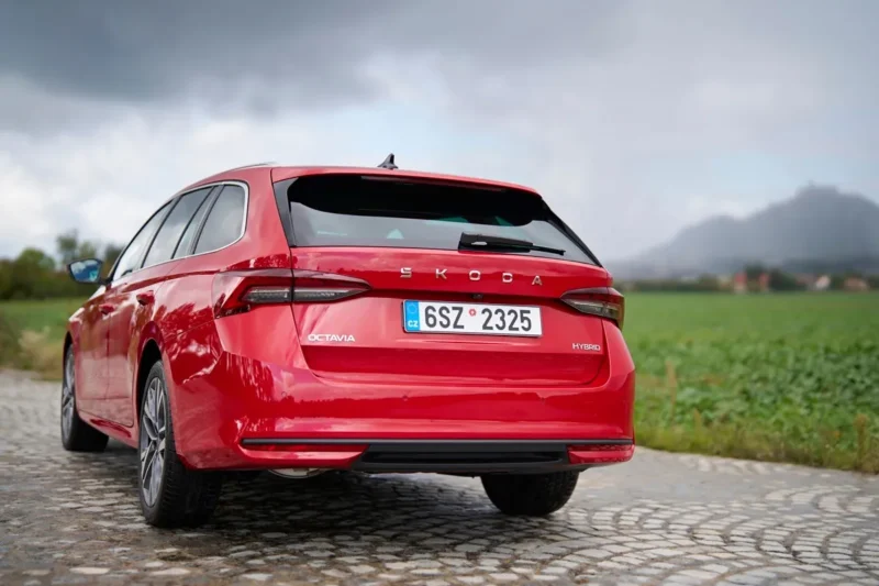 nova skoda octavia full hybrid slikana u ceskoj blizu mlade boleslav,auto je crvene boje