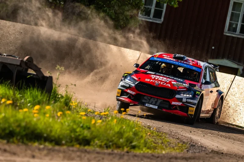 crvena skoda fabia rally2 proklizava na makadamskoj cesti na reliju europskog prvenstva u borbi za prvo mjesto