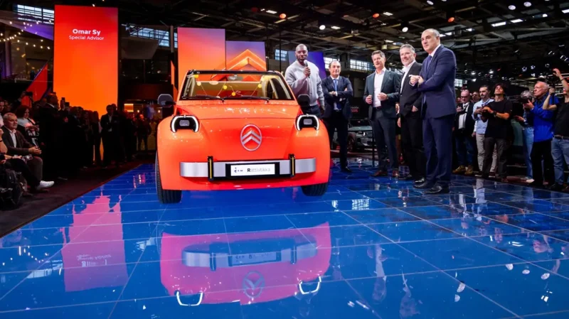 Električni Citroën 2CV Concept Döschwo izložen na Paris Motor Show 2026 - narančasti Spaček za 15000 eura