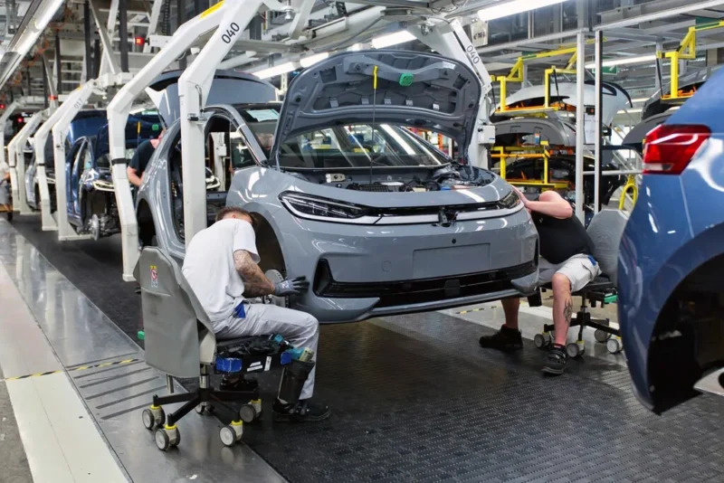Zaposlenici u Volkswagen tvornici na montažnoj liniji tijekom proizvodnje - VW navodno planira zamrznuti plaće do 2030. godine