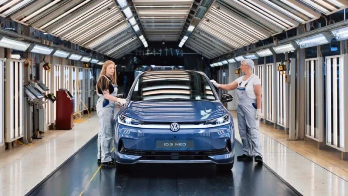 zavrsna kontrola u tvornici Volkswagen u wolsburgu novog Volkswagen ID 3 plave boje prije isporuke kupcu