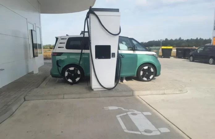 vw id buzz na punionici struje na benzinskoj postaji
