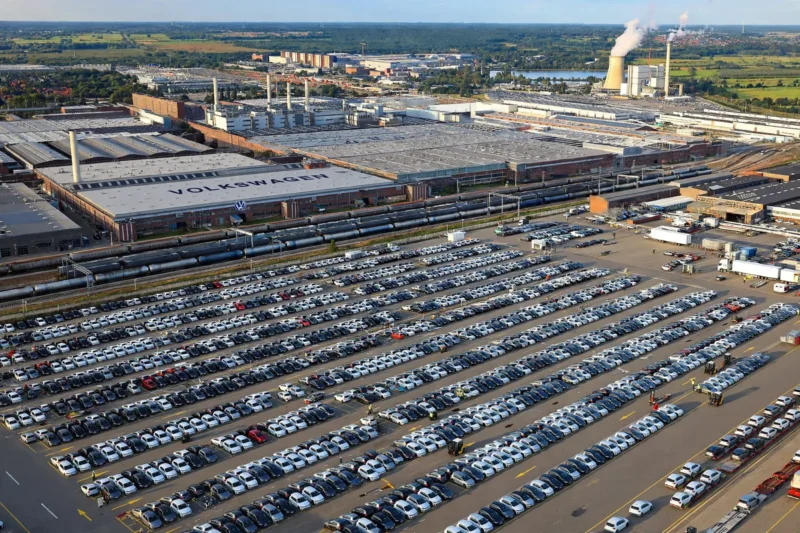 parking od tvornice folkswagen gdje se nalazi stotina novih volkswagen auta koju su izasli iz tvornice